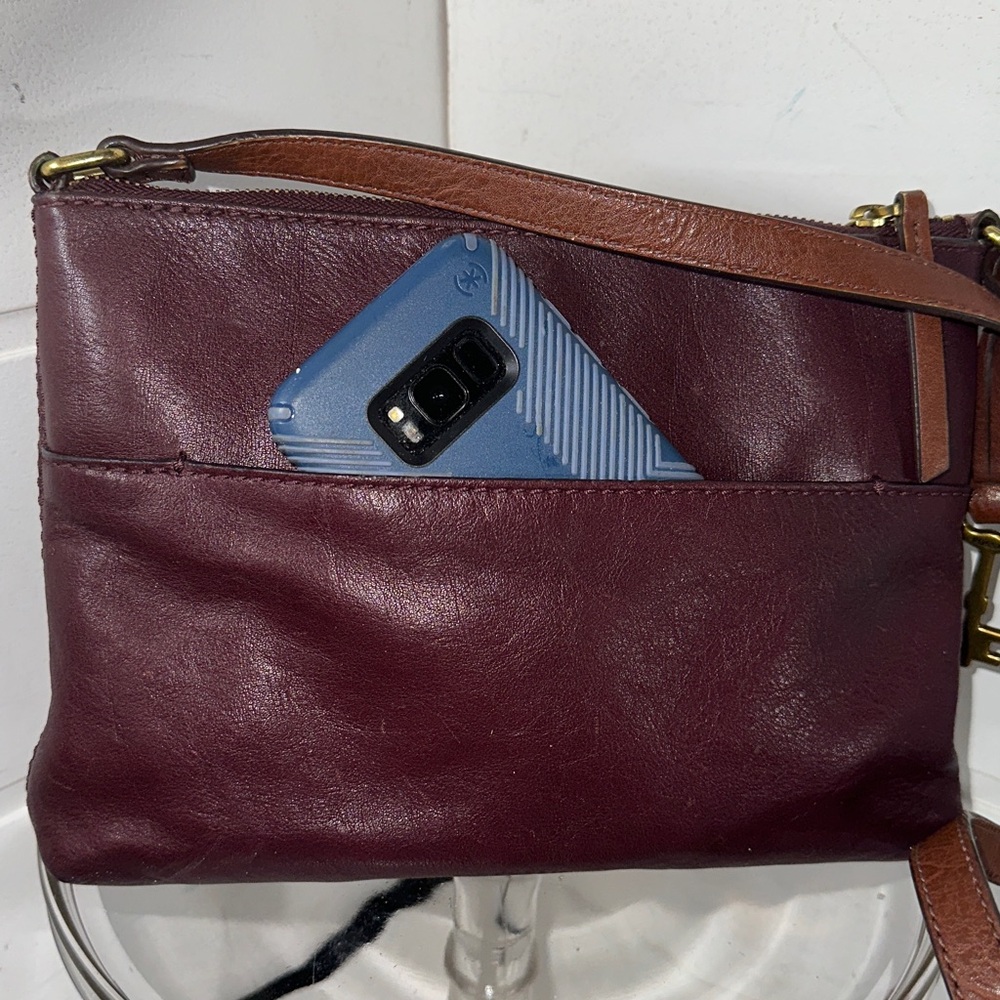 Fossil plum color leather crossbody bag - Picture 2 of 6